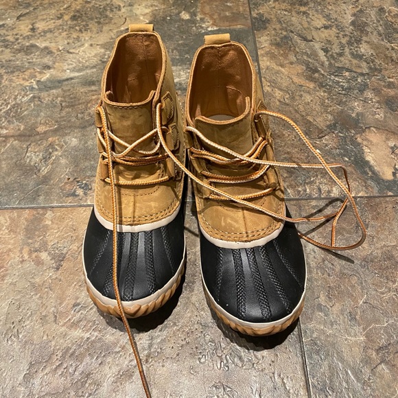 Sorel Out and About Boots - Picture 5 of 5